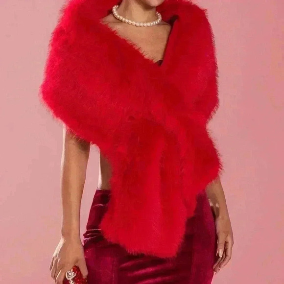 Red Casual Women's Toca Faux Fur Cape - Picture 5 of 6